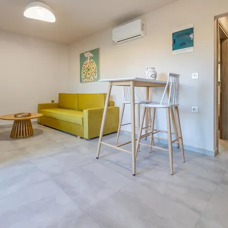 Azure Sofia - Grounded * Miasto Kos