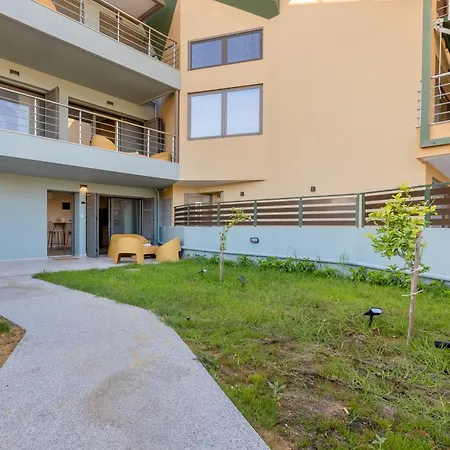 Azure Sofia - Grounded Appartement